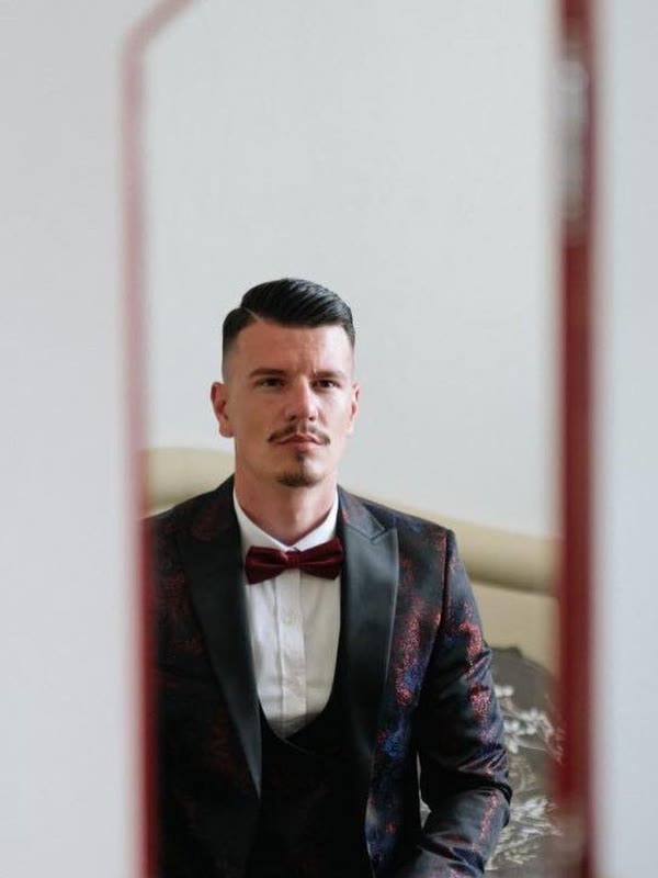Zadovoljan kupac u Invictus odijelu