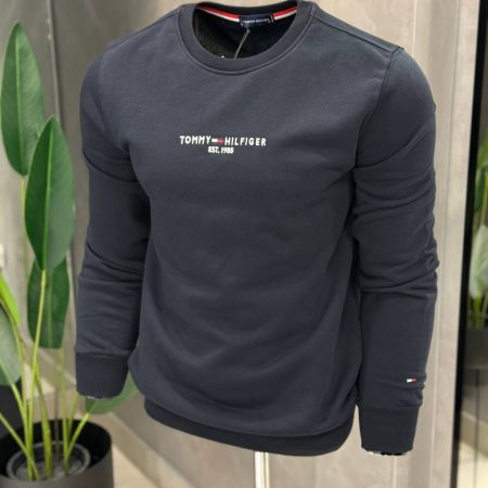 Muška majica s vodoravnim natpisom